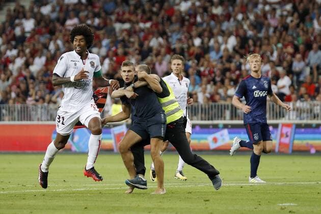 Bilder des Tages - SPORT (L-R) Dante of OCG Nice, pitch intruder, steward, Vincent Koziello of OCG Nice, Kasper Dolberg of Ajax during the UEFA Champions League third round qualifying first leg match between OGC Nice and Ajax Amsterdam on July 26, 2017 at the Allianz Riviera in Nice, France OGC Nice v Ajax UEFA Champions League 2017 2018 xVIxVIxImagesx xMauricexvanxSteenxIVx 8317718
