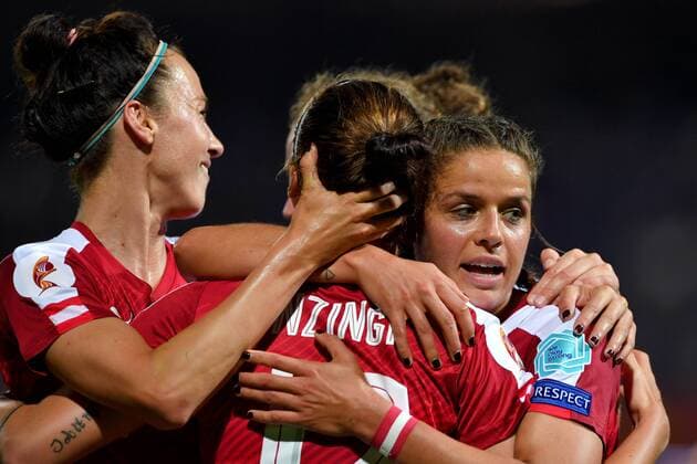 SOCCER - UEFA EURO EM Europameisterschaft Fussball 2017, ISL vs AUT ROTTERDAM,NETHERLANDS,26.JUL.17 - WOMEN SOCCER - UEFA Women s European Championship EM Europameisterschaft 2017, Group C, Iceland vs Austria. Image shows the rejoicing of ViktoriaÊSchnaderbeck, StefanieÊEnzinger and LauraÊFeiersinger (AUT). GEPAxpictures xFlorianxErtl