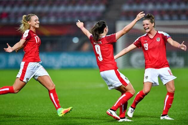 SOCCER - UEFA EURO EM Europameisterschaft Fussball 2017, ISL vs AUT ROTTERDAM,NETHERLANDS,26.JUL.17 - WOMEN SOCCER - UEFA Women s European Championship EM Europameisterschaft 2017, Group C, Iceland vs Austria. Image shows the rejoicing of Sarah Puntigam, Sarah Zadrazil and Verena Aschauer (AUT). GEPAxpictures xFlorianxErtl