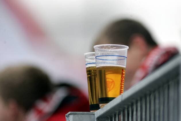 Bier und Alkohol im Stadion Kickers Offenbach - Chemnitzer FC, 3. Fussball Bundesliga 2012 2013 Sparda-Bank-Hessen-Stadion am Bieberer Berg Offenbach Copyright: xRoskaritzx Eibner-Pressefotox EP_rrz