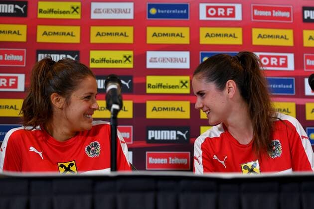 SOCCER - UEFA EURO EM Europameisterschaft Fussball 2017, ISL vs AUT WAGENINGEN,NETHERLANDS,27.JUL.17 - WOMEN SOCCER - UEFA Women s European Championship EM Europameisterschaft 2017, quarterfinal, preview, press conference PK Pressekonferenz team AUT. Image shows Laura Feiersinger and Sarah Zadrazil (AUT). GEPAxpictures xFlorianxErtl