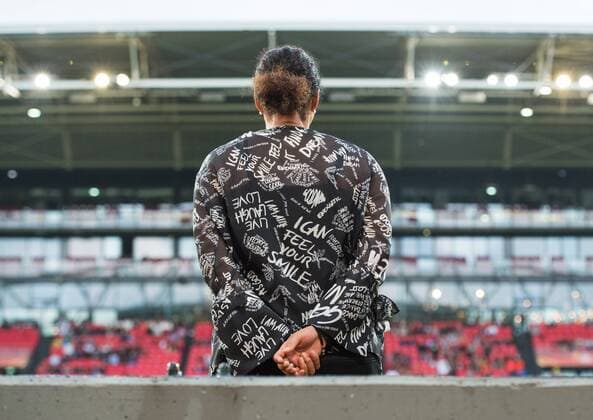 Feature - Rueckenansciht von Cheftrainerin Steffi Jones (GER). Vorrunde: Russland - Deutschland in Utrecht am 25.07.2017. UEFA Fussball Frauen Europameisterschaft 2017 in den Niederlanden,