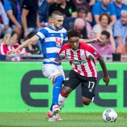 EINDHOVEN - PSV - Osijek , Voetbal , Seizoen 2017 2018 , voetbal , Derde kwalificatie ronde Europa League , Philips stadion , 27-07-2017 , PSV aanvaller Steven Bergwijn (r) in duel met Osijek speler Eros Grezda (l) PSV - Osijek  x1656634x