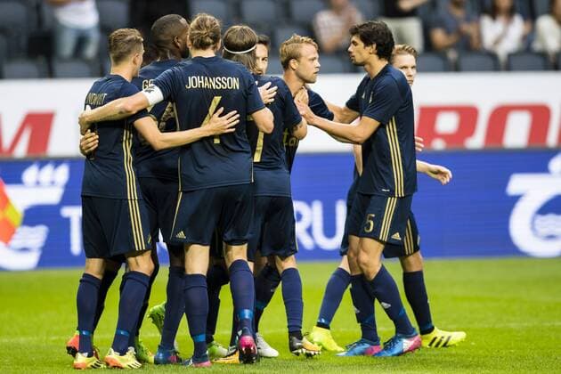 170727 AIK:s Daniel Sundgren (3:a höger) gör 1-1 pa straff och firar med lagkamrater under fotbollsmatchen i kvalet till Europa League mellan AIK och SC Braga den 27 Juli 2017 i Stockholm.  Copyright: ANDREASxSANDSTRÖM BB170727BB115