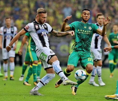 SOCCER - EL quali, Sturm vs Fenerbahce GRAZ,AUSTRIA,27.JUL.17 - SOCCER - UEFA Europa League qualification, SK Sturm Graz vs Fenerbahce Istanbul. Image shows Peter Zulj (Sturm) and Souza (Fenerbahce). GEPAxpictures xM.xOberlaender