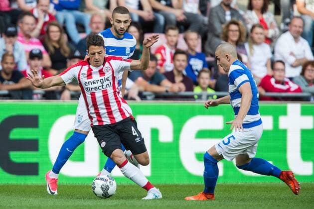 EINDHOVEN - PSV - Osijek , Voetbal , Seizoen 2017 2018 , voetbal , Derde kwalificatie ronde Europa League , Philips stadion , 27-07-2017 , PSV verdediger Santiago Arias (l) in duel met Osijek speler Eros Grezda (2e l) en Osijek speler Benedik Mioc (r) PSV - Osijek  x1656637x
