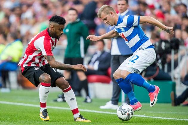 EINDHOVEN - PSV - Osijek , Voetbal , Seizoen 2017 2018 , voetbal , Derde kwalificatie ronde Europa League , Philips stadion , 27-07-2017 , PSV aanvaller Jurgen Locadia (l) in duel met Osijek speler Petar Bockaj (r) PSV - Osijek  x1656640x