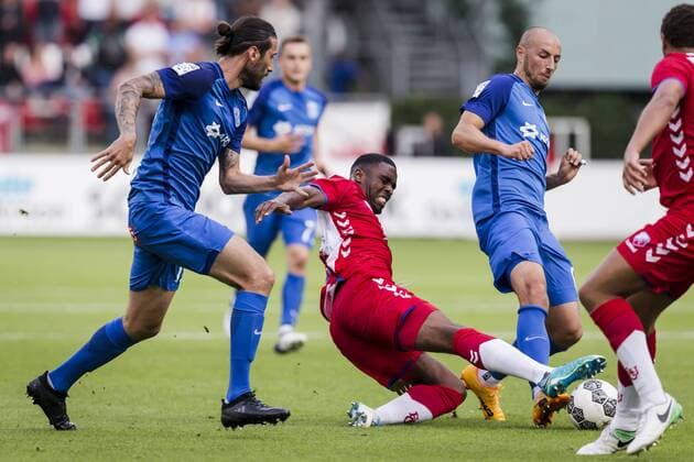 UTRECHT , 27-07-2017, Stadion De Galgenwaard , seizoen 2017 2018 , play off wedstrijd voor de Europa League FC Utrecht - Lech Poznan , Lech Poznan speler Nikola Vujadinovic (l) FC Utrecht speler Gyrano Kerk (m) Lech Poznan speler Lukasz Tralka (r) Utrecht - Lech Poznan  x1656644x