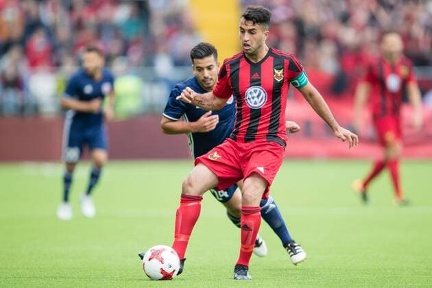 170727 Östersunds Brwa Nouri mot Fola Esch Mehdi Kirch under fotbollsmatchen i kvalet till Europa League mellan Östersund och FC Fola Esch den 27 juli 2017 i Östersund.  Copyright: TOBIASxNYKÄNEN BB170727TN011