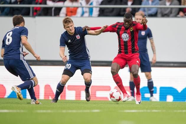 170727 Östersunds Ken Sema mot FC Fola Esch Michel Bechtold under fotbollsmatchen i kvalet till Europa League mellan Östersund och FC Fola Esch den 27 juli 2017 i Östersund.  Copyright: TOBIASxNYKÄNEN BB170727TN012