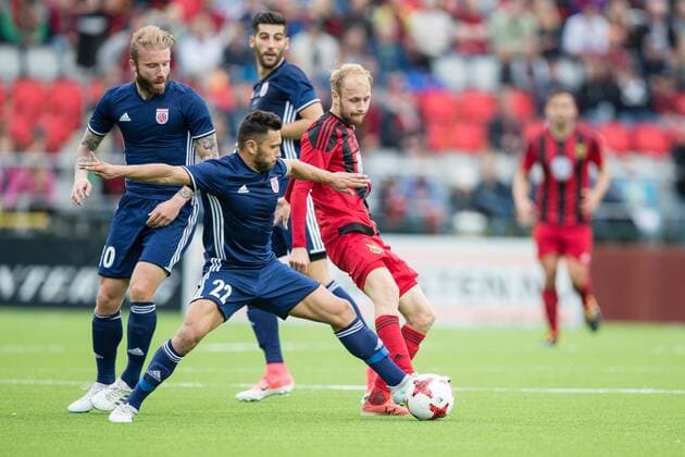 170727 Östersunds Curtis Edwards mot FC Fola Esch Enis Saiti och Jakob Dallevedove under fotbollsmatchen i kvalet till Europa League mellan Östersund och FC Fola Esch den 27 juli 2017 i Östersund.  Copyright: TOBIASxNYKÄNEN BB170727TN015
