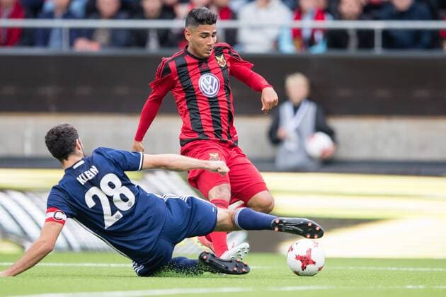 170727 Östersunds Hosam Aiesh mot FC Fola Esch Julien Klein under fotbollsmatchen i kvalet till Europa League mellan Östersund och FC Fola Esch den 27 juli 2017 i Östersund.  Copyright: TOBIASxNYKÄNEN BB170727TN018