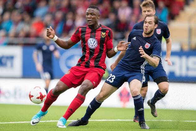 170727 Östersunds Alhaji Gero mot FC Fola Esch Tom Laterza under fotbollsmatchen i kvalet till Europa League mellan Östersund och FC Fola Esch den 27 juli 2017 i Östersund.  Copyright: TOBIASxNYKÄNEN BB170727TN020