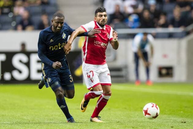 170727 AIK:s Henok Goitom i kamp med Bragas Ricardo Esgaio (h) under fotbollsmatchen i kvalet till Europa League mellan AIK och SC Braga den 27 Juli 2017 i Stockholm.  Copyright: ANDREASxSANDSTRÖM BB170727BB119