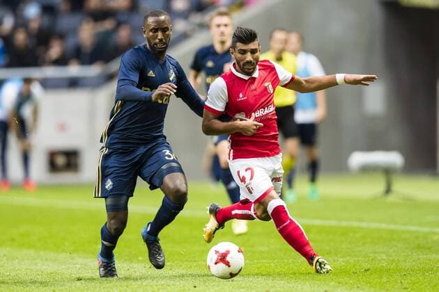170727 AIK:s Henok Goitom i kamp med Bragas Ricardo Esgaio (h) under fotbollsmatchen i kvalet till Europa League mellan AIK och SC Braga den 27 Juli 2017 i Stockholm.  Copyright: ANDREASxSANDSTRÖM BB170727BB120
