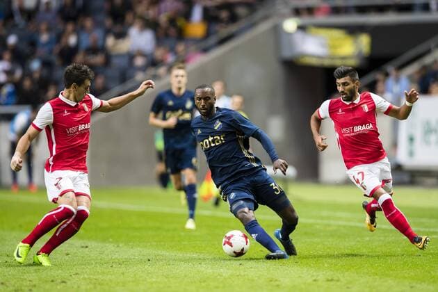 170727 AIK:s Henok Goitom i kamp med Bragas Ricardo Esgaio (h) och Lazar Rosic (v) under fotbollsmatchen i kvalet till Europa League mellan AIK och SC Braga den 27 Juli 2017 i Stockholm.  Copyright: ANDREASxSANDSTRÖM BB170727BB121