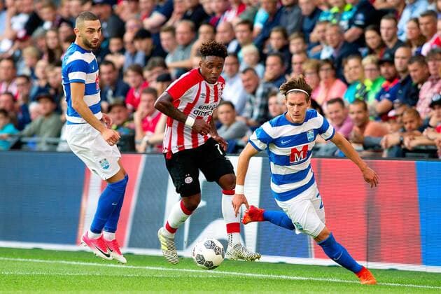 EINDHOVEN - PSV - Osijek , Voetbal , Seizoen 2017 2018 , PSV - Osijek , Europa League 2017-2018 , derde kwalificatie ronde Europa League , Philips Stadion , 27-07-2017 . Osijek speler Eros Grezda (L) in duel met PSV aanvaller Steven Bergwijn (MIDDEN) en Osijek speler Robert Mudrazija (R) . PSV - Osijek  x1656653x