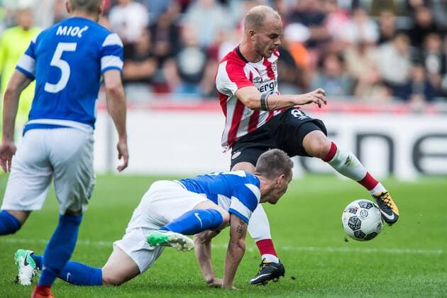 EINDHOVEN - PSV - Osijek , Voetbal , Seizoen 2017 2018 , voetbal , Derde kwalificatie ronde Europa League , Philips stadion , 27-07-2017 , Osijek speler Dmytro Lyopa (l) in duel met PSV middenvelder Jorrit Hendrix (r) PSV - Osijek  x1656655x