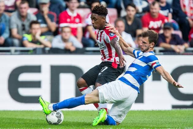 EINDHOVEN - PSV - Osijek , Voetbal , Seizoen 2017 2018 , voetbal , Derde kwalificatie ronde Europa League , Philips stadion , 27-07-2017 , PSV aanvaller Steven Bergwijn (l) in duel met Osijek speler Borna Barisic (r) PSV - Osijek  x1656657x