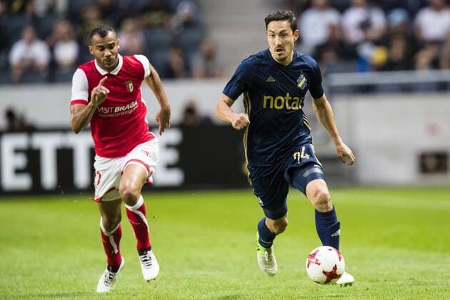170727 AIK:s Stefan Ishizaki jagas av Bragas Fransergio Barbosa under fotbollsmatchen i kvalet till Europa League mellan AIK och SC Braga den 27 Juli 2017 i Stockholm.  Copyright: ANDREASxSANDSTRÖM BB170727BB125