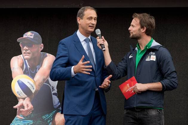 Beach volleyball Beachvolleyball - FIVB World Championships 2017 VIENNA,AUSTRIA,27.JUL.17 - BEACH VOLLEYBALL - FIVB World Championships, welcome event. Image shows Andreas Mailath-Pokorny and Florian Rudig (Roodixx). GEPAxpictures xMaticxKlansek