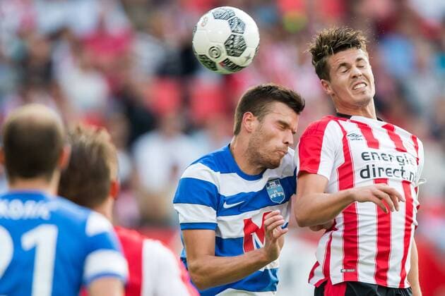 EINDHOVEN - PSV - Osijek , Voetbal , Seizoen 2017 2018 , voetbal , Derde kwalificatie ronde Europa League , Philips stadion , 27-07-2017 , Osijek speler Mateo Barac (l) in kop duel met PSV middenvelder Marco van Ginkel (r) PSV - Osijek  x1656681x