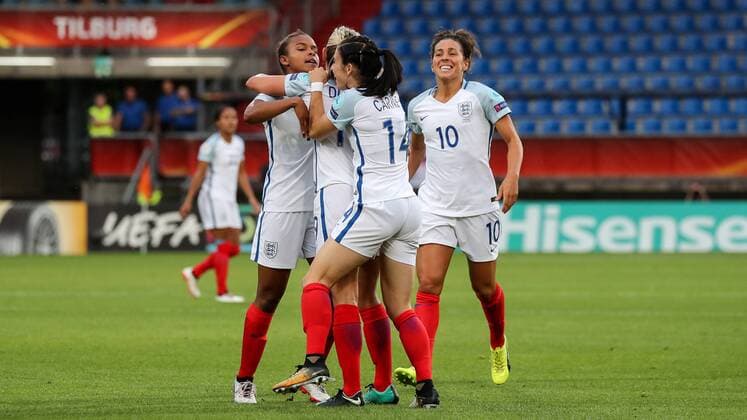 Spielerinnen aus England, englische Fußballerinnen, jubeln über das Tor zum 0:1, Jubel, Torjubel, Torerfolg, celebrate the goal, goal, celebration, Jubel ueber das Tor, optimistisch, Action, Aktion, Fussball, UEFA Women s EURO 2017, Portugal - England, xozx
