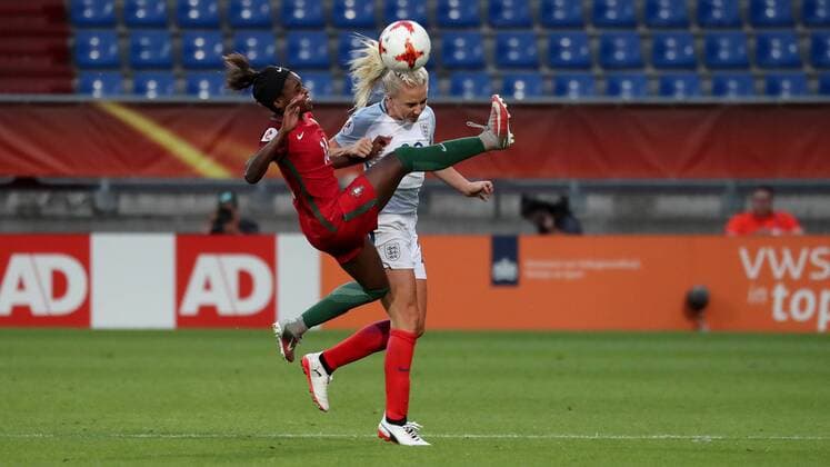 v.li.: Diana Silva (Portugal, 16), Alex Greenwood (England, 20), Zweikampf, Duell, duel, tackle, tackling, Dynamik, Action, Aktion, Fussball, UEFA Women s EURO 2017, Portugal - England, xozx