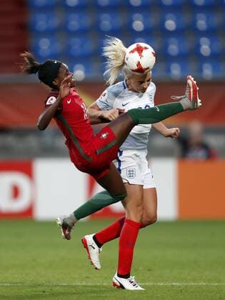 Bilder des Tages - SPORT (L-R) Diana Silva of Portugal women, Alex Greenwood of England women during the UEFA WEURO 2017 Group D group stage match between Portugal and England at Koning Willem II stadium on July 27, 2017 in Tilburg, The Netherlands Women: Portugal v England UEFA WEURO 2017 2017 2018 xVIxVIxImagesx xMauricexvanxSteenxIVx 8324765