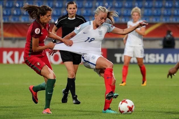 Bilder des Tages - SPORT v.li.: Silvia Rebelo (Portugal, 4) zieht Toni Duggan (England, 19) am Trikot, Zweikampf, Duell, duel, tackle, tackling, Dynamik, Action, Aktion, Fussball, UEFA Women s EURO 2017, Portugal - England, xozx