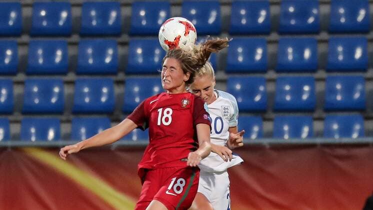 v.li.: Carolina Mendes (Portugal, 18), Alex Greenwood (England, 20), Kopfball, header, Aktion, Action, Fussball, UEFA Women s EURO 2017, Portugal - England, xozx
