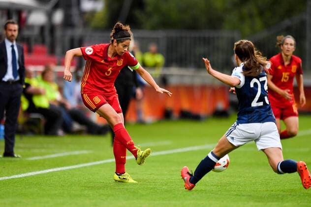 Marta Torrejón Moya (Marta, Spanien , Spain) (3) spielt einen Pass nach Innen, Fussball, UEFA Women s EURO 2017, Schottland - Spanien, xmkx