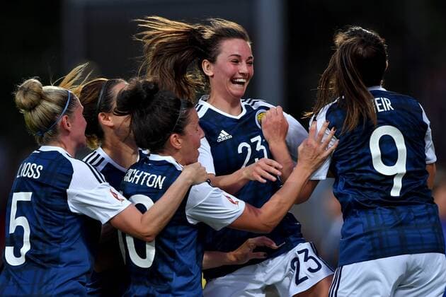 Bilder des Tages - SPORT SOCCER - UEFA EURO EM Europameisterschaft Fussball 2017, SCO vs ESP DEVENTER,NETHERLANDS,27.JUL.17 - WOMEN SOCCER - UEFA Women s European Championship EM Europameisterschaft 2017, Group D, Scotland vs Spain. Image shows the rejoicing of SCO. GEPAxpictures xFlorianxErtl