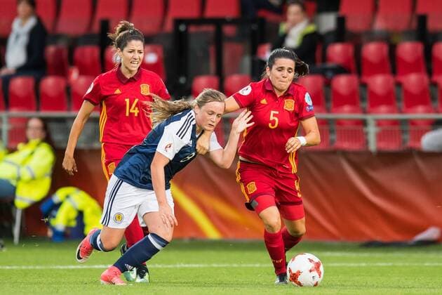 (L-R) Erin Cuthbert of Scotland women, Andrea Pereira of Spain women during the UEFA WEURO 2017 Group D group stage match between Scotland and Spain at The Adelaarshorst on July 27, 2017 in Deventer, The Netherlands Women: Scotland v Spain UEFA WEURO 2017 2017 2018 xVIxVIxImagesx xGerritxvanxKeulenxIVx 8325072