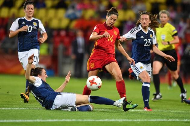 Lisa Evans (Schottland , Scotland) (11) kann vor María Victoria Losada (Losada, Spanien , Spain) (14) klären, Fussball, UEFA Women s EURO 2017, Schottland - Spanien, xmkx