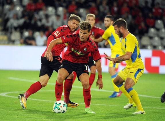 SC Freiburg vs NK Dom?ale Domzale Freiburg, Schwarzwald Stadion, 27.7.2017 Fußball, UEFA; Europa-League-Qualifikation; Saison 2017-2018 v. li. Franz Mike, SC Freiburg ; Florian Niederlechner, SC Freiburg, Luka Volaric, Domzale Foto- und alle