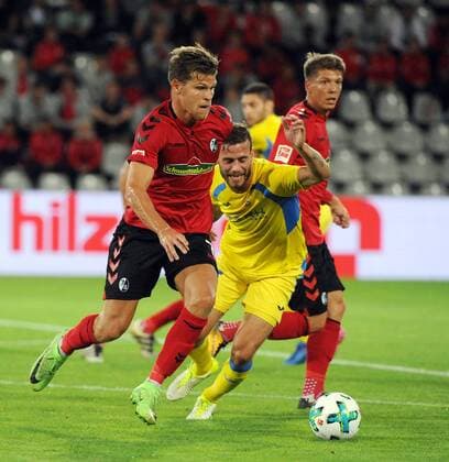 SC Freiburg vs NK Dom?ale Domzale Freiburg, Schwarzwald Stadion, 27.7.2017 Fu?ball, UEFA; Europa-League-Qualifikation; Saison 2017-2018 Florian Niederlechner, SC Freiburg vor Luka Volaric, Domzale dahinter Franz Mike, SC Freiburg Foto- und alle