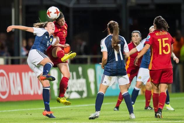 (L-R) Caroline Weir of Scotland women, Marta Torrejon of Spain women during the UEFA WEURO 2017 Group D group stage match between Scotland and Spain at The Adelaarshorst on July 27, 2017 in Deventer, The Netherlands Women: Scotland v Spain UEFA WEURO 2017 2017 2018 xVIxVIxImagesx xGerritxvanxKeulenxIVx 8325335