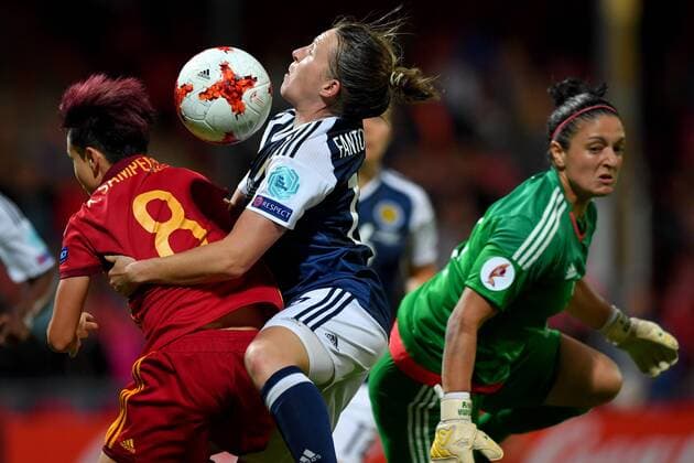 SOCCER - UEFA EURO EM Europameisterschaft Fussball 2017, SCO vs ESP DEVENTER,NETHERLANDS,27.JUL.17 - WOMEN SOCCER - UEFA Women s European Championship EM Europameisterschaft 2017, Group D, Scotland vs Spain. Image shows Amanda Sampedro (ESP) and Frankie Brown and Jane Ross (SCO). GEPAxpictures xFlorianxErtl