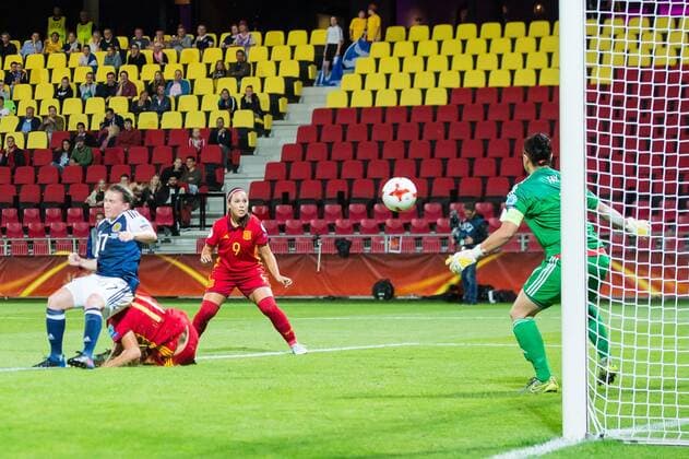 (L-R) Frankie Brown of Scotland women, Alexia Putellas of Spain women, Maria Paz of Spain women, goalkeeper Gemma Fay of Scotland women during the UEFA WEURO 2017 Group D group stage match between Scotland and Spain at The Adelaarshorst on July 27, 2017 in Deventer, The Netherlands Women: Scotland v Spain UEFA WEURO 2017 2017 2018 xVIxVIxImagesx xGerritxvanxKeulenxIVx 8325670