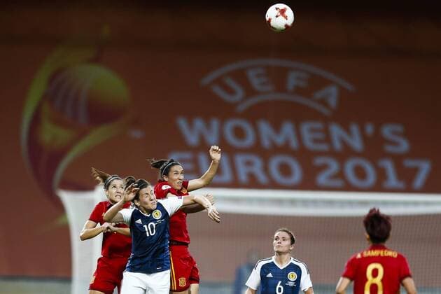 Spanish Vicky Losada (L) and Silivia Meseguer (R) vie for the ball with Scottish Leanne Crichton during the Eurocup group D match between Spain and Scotland at the De Adelaarshorst stadium in Deventer, Netherlands, 27 July 2017. SCOTLAND VS. SPAIN !ACHTUNG: NUR REDAKTIONELLE NUTZUNG!  Copyright: xVINCENTxJANNINKx DEV003 20170727-636367941597458873