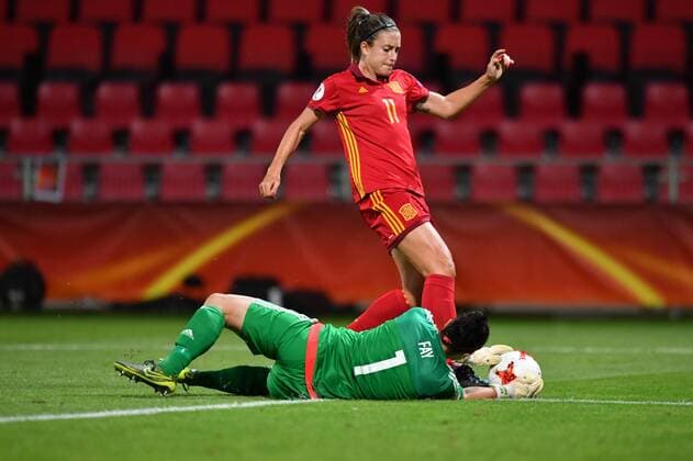 Gemma Fay (Torwart,Schottland,Scotland) (1) stoppt Alexia Putellas Segura (Spanien) (11), Fussball, UEFA Women s EURO 2017, Schottland - Spanien, xmkx