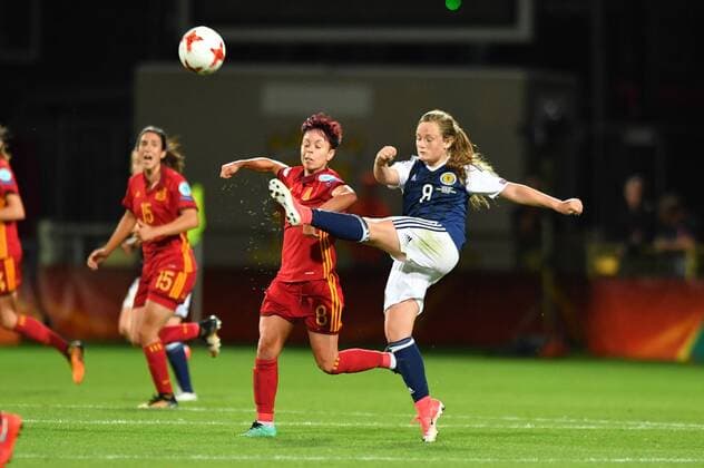 Caroline Weir (Schottland , Scotland) (9) schlägt den Ball nach vorne, Fussball, UEFA Women s EURO 2017, Schottland - Spanien, xmkx