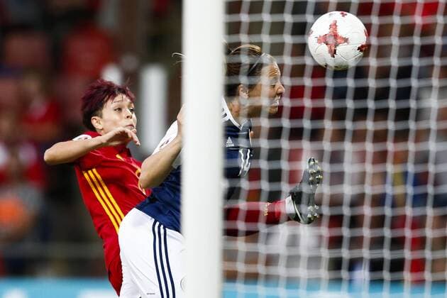 Scottish Racher Corsie (R) vies for the ball with Spanish Amanda Sampedro during the Eurocup group D match between Spain and Scotland at the De Adelaarshorst stadium in Deventer, Netherlands, 27 July 2017. SCOTLAND VS. SPAIN !ACHTUNG: NUR REDAKTIONELLE NUTZUNG!  Copyright: xVINCENTxJANNINKx DEV007 20170727-636367942923163869