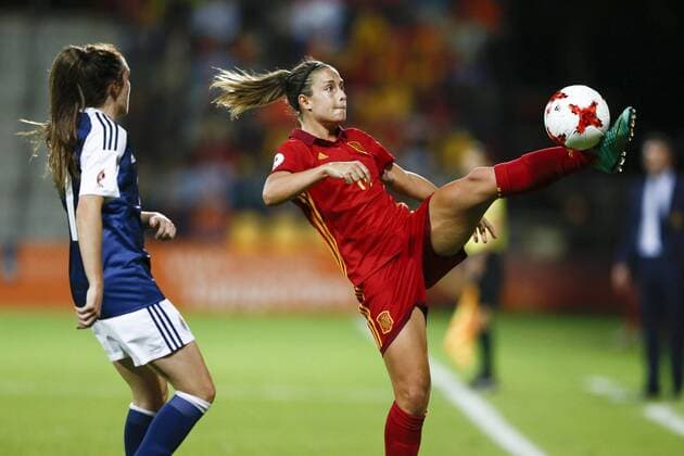 Scottish Lisa Evans (L) vies for the ball with Spanish Alexia Putellas during the Eurocup group D match between Spain and Scotland at the De Adelaarshorst stadium in Deventer, Netherlands, 27 July 2017. SCOTLAND VS. SPAIN !ACHTUNG: NUR REDAKTIONELLE NUTZUNG!  Copyright: xVINCENTxJANNINKx DEV008 20170727-636367945821369025