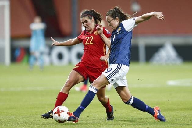Spanish Mariona Caldentey (L) vies for the ball with Scottish Caroline Weir during the Eurocup group D match between Spain and Scotland at the De Adelaarshorst stadium in Deventer, Netherlands, 27 July 2017. SCOTLAND VS. SPAIN !ACHTUNG: NUR REDAKTIONELLE NUTZUNG!  Copyright: xVINCENTxJANNINKx DEV010 20170727-636367946559570489
