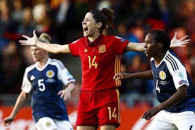 Spanish player Barbara Latorre (C) in action during the Eurocup group D match between Spain and Scotland at the De Adelaarshorst stadium in Deventer, Netherlands, 27 July 2017. SCOTLAND VS. SPAIN !ACHTUNG: NUR REDAKTIONELLE NUTZUNG!  Copyright: xVINCENTxJANNINKx DEV019 20170727-636367952509018763