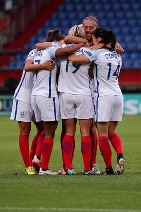 Spielerinnen aus England, englische Fußballerinnen, jubeln über das Tor zum 0:1, Jubel, Torjubel, Torerfolg, celebrate the goal, goal, celebration, Jubel ueber das Tor, optimistisch, Action, Aktion, Fussball, UEFA Women s EURO 2017, Portugal - England, xozx