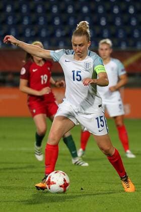 Laura Bassett (England, 15), am Ball, Spielszene, Freisteller, Ganzkörper, Einzelbild, Aktion, Action, Fussball, UEFA Women s EURO 2017, Portugal - England, xozx