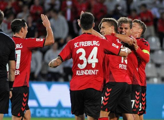 SC Freiburg vs NK Dom?ale Domzale Freiburg, Schwarzwald Stadion, 27.7.2017 Fußball, UEFA; Europa-League-Qualifikation; Saison 2017-2018 Torjubel v. li. Nicolas HÖFLER HOEFLER, SC Freiburg; Tim KLEINDIENST, SC Freiburg; Torschütze Nils PETERSEN, SC Freiburg; Florian NIEDERLECHNER, SC Freiburg und Mike FRANTZ, SC Freiburg Foto- und alle